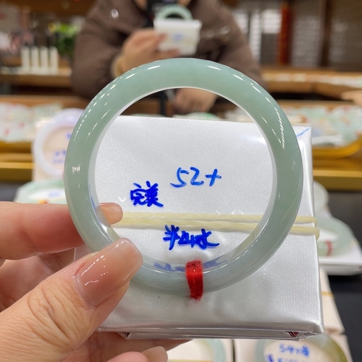 翡翠手镯未镶嵌翡翠