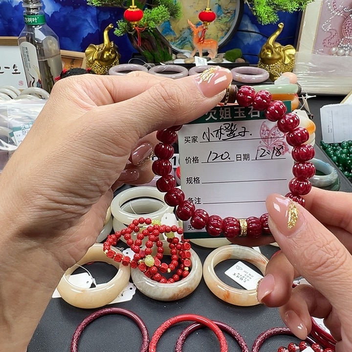 小***。石英岩玉未镶嵌手镯