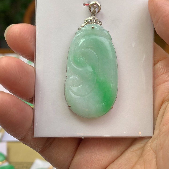 翡翠颈饰18K金镶嵌翡翠吊坠