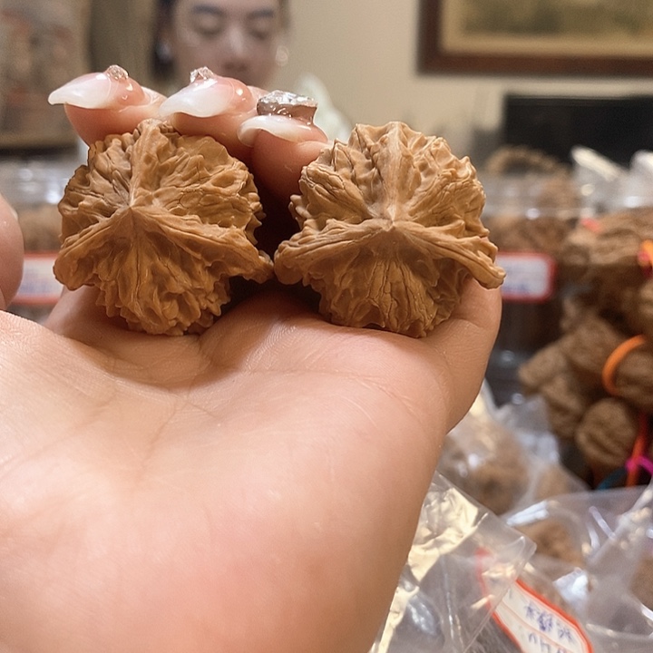 文玩核桃吊坠两棱半尖有伤