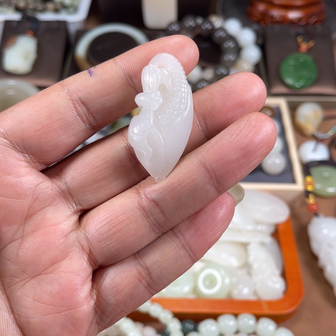 扬***宏和田玉未镶嵌颈饰