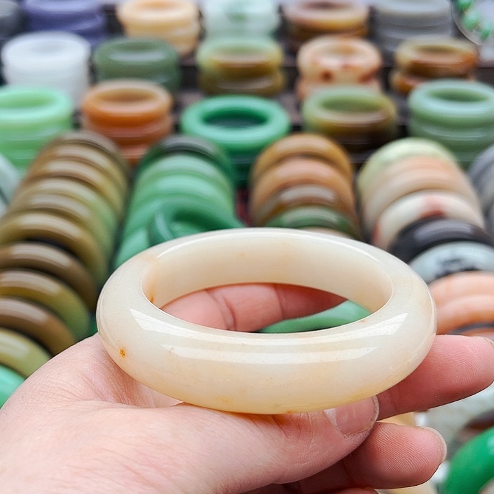 未镶嵌手镯（圆镯）石英质玉