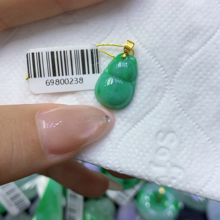 颈饰18K金镶嵌翡翠