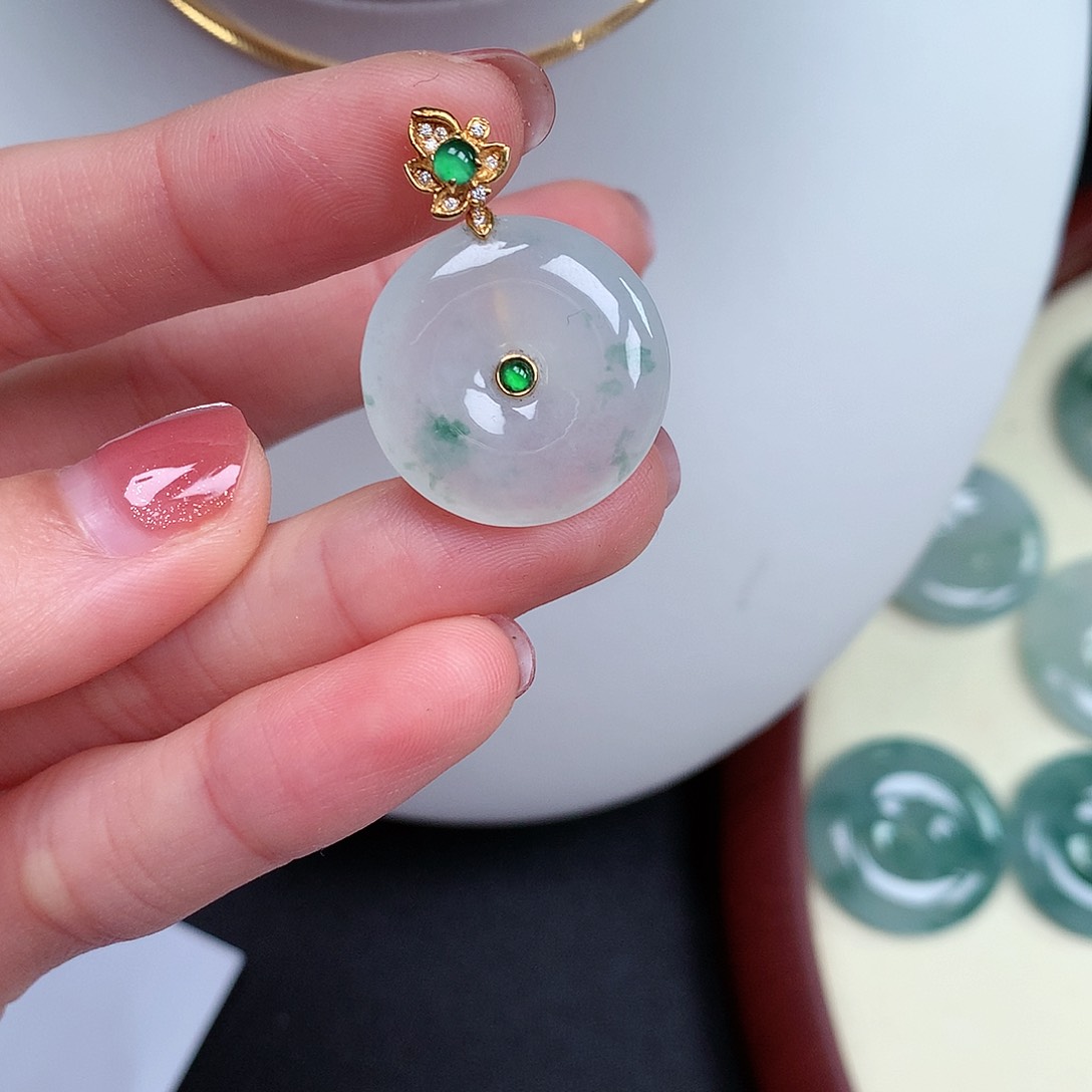 翡翠颈饰18K金镶嵌平安扣