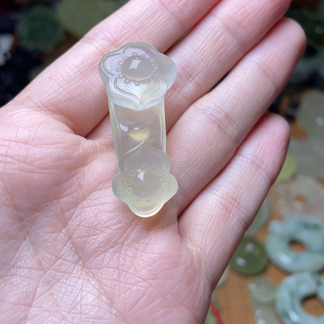 致***祥蛇纹石玉未镶嵌吊坠