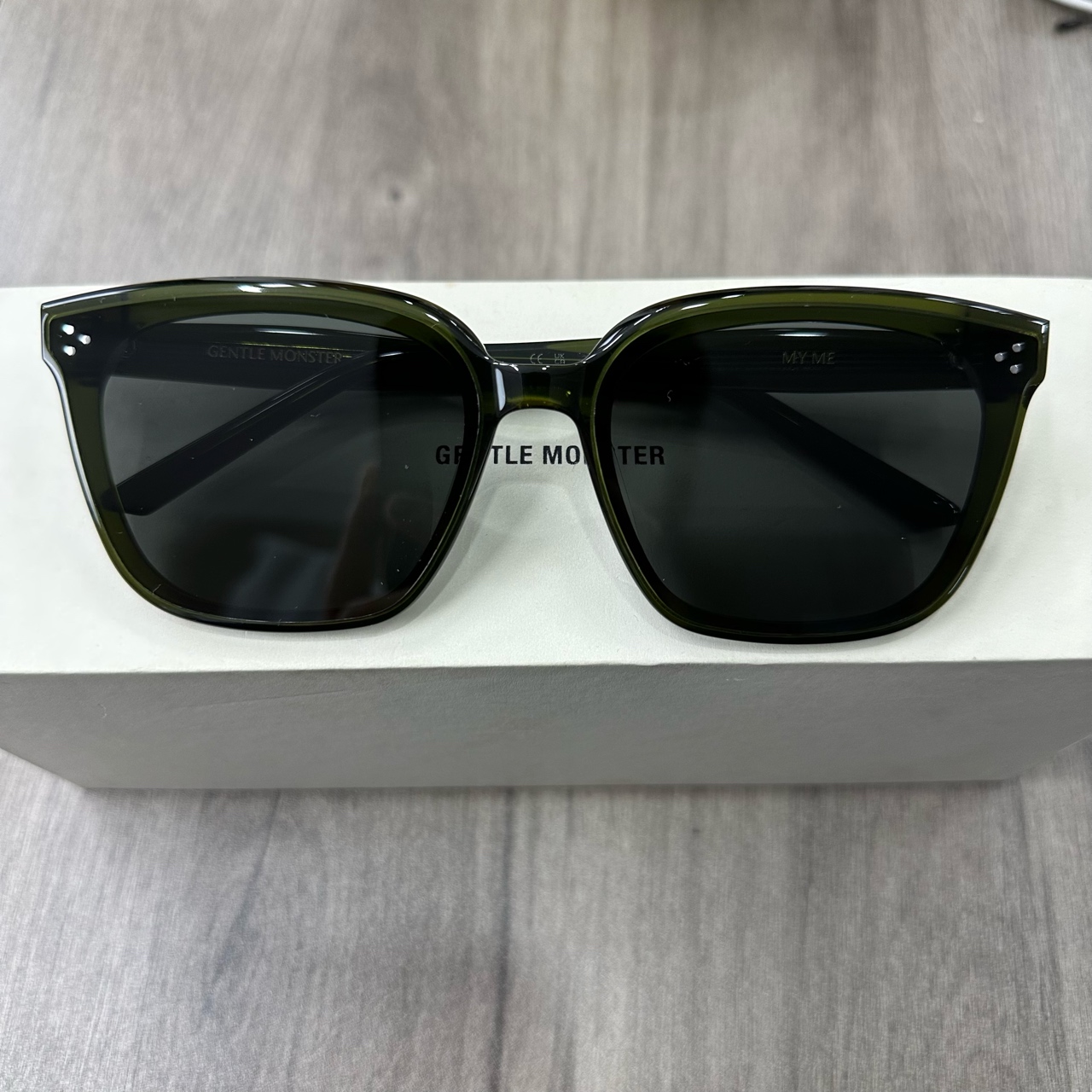 全新未使用 GUESS  GM “MY ME”墨绿色墨镜 有盒