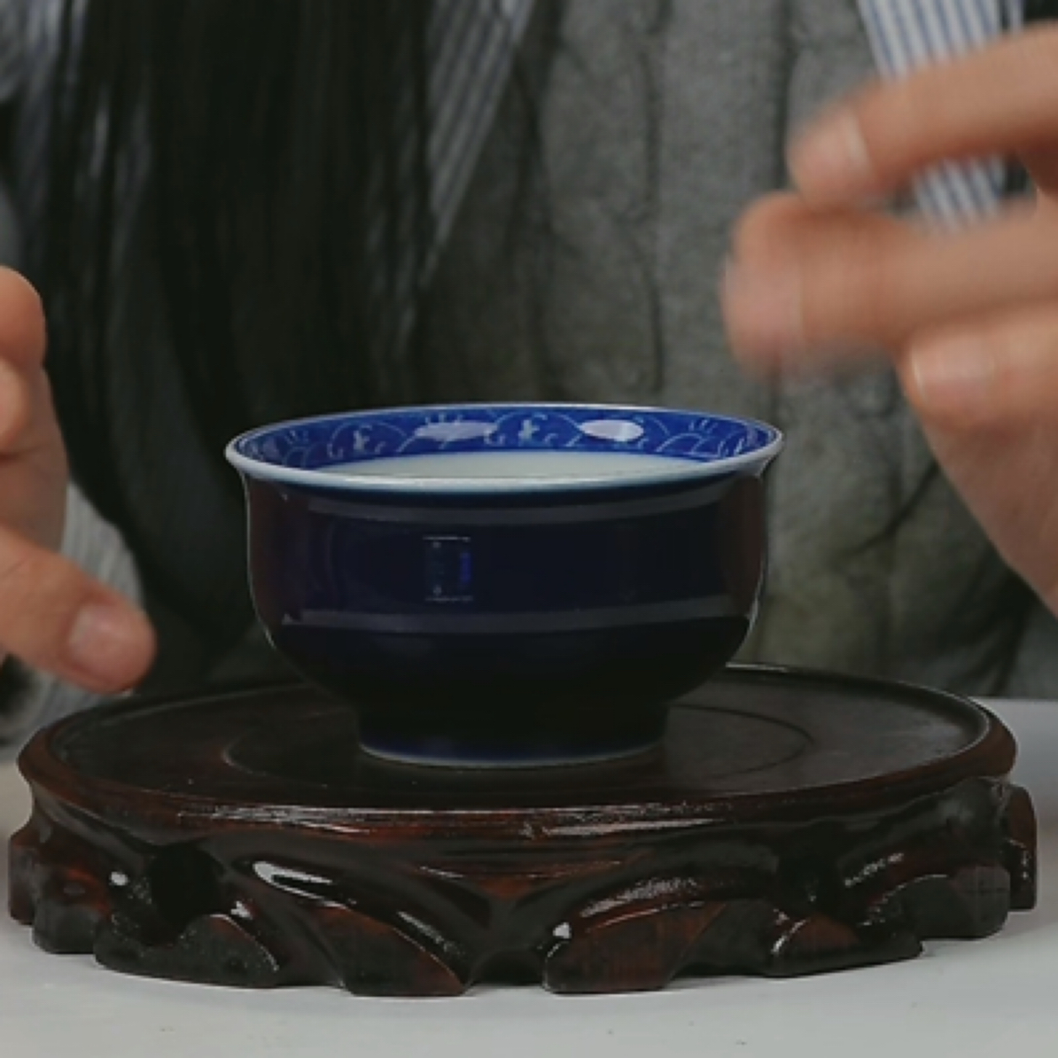 M内青花龙穿花纹外霁蓝釉禅定杯