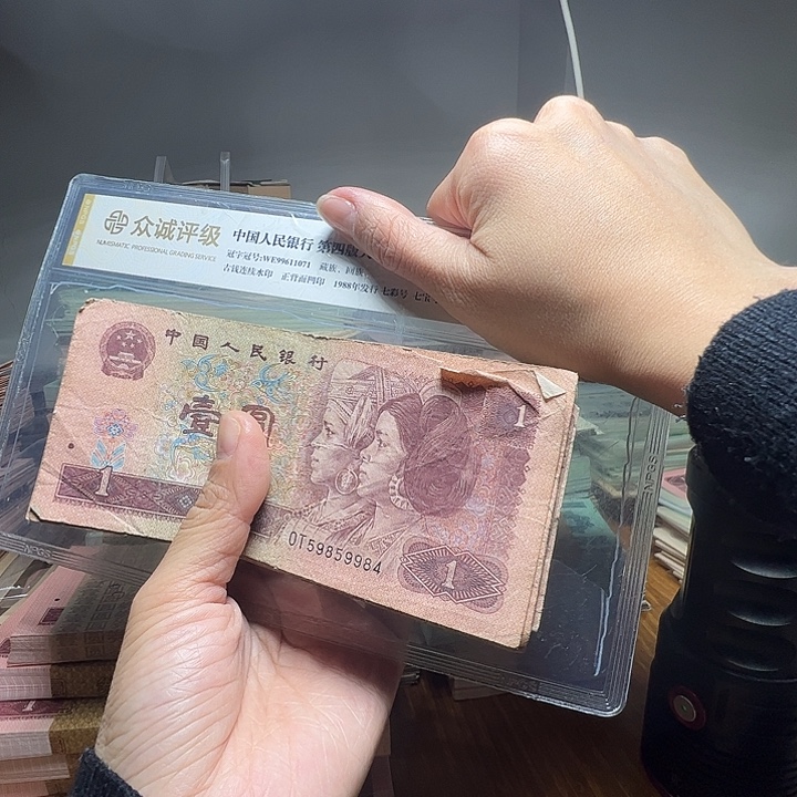 退市人民币100张如图