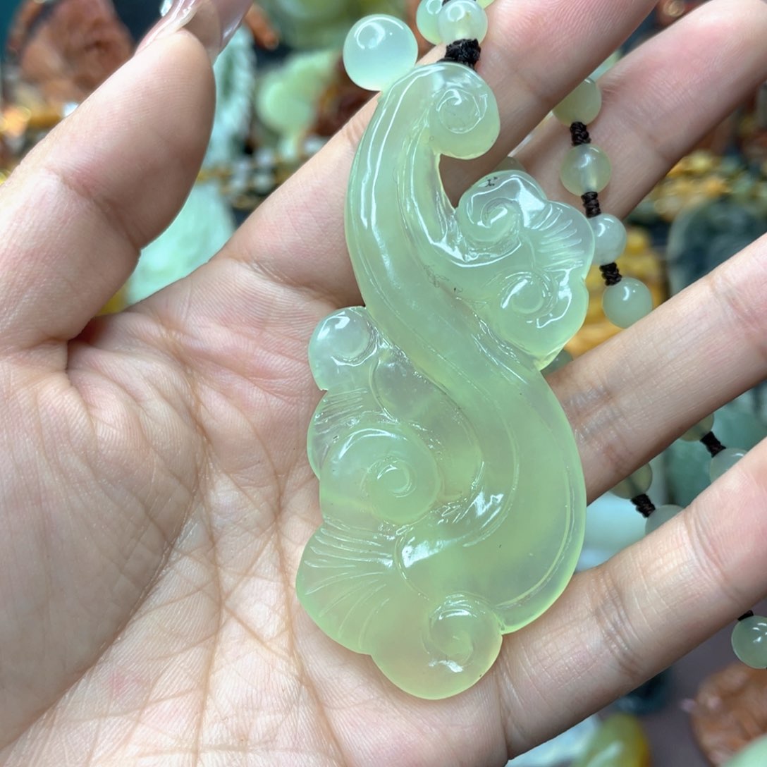 蛇纹石玉颈饰未镶嵌