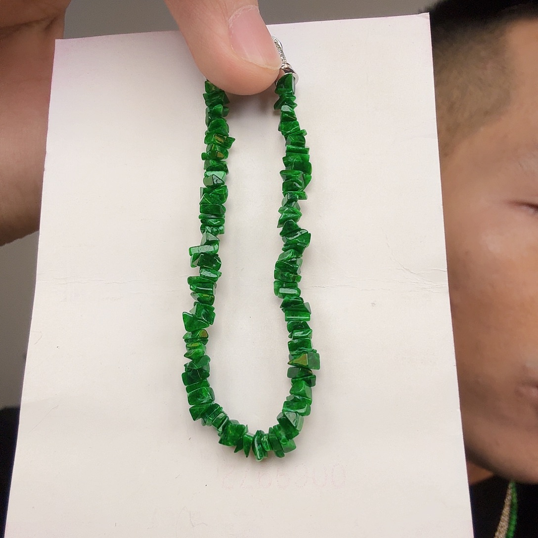 翡翠未镶嵌颈饰一件