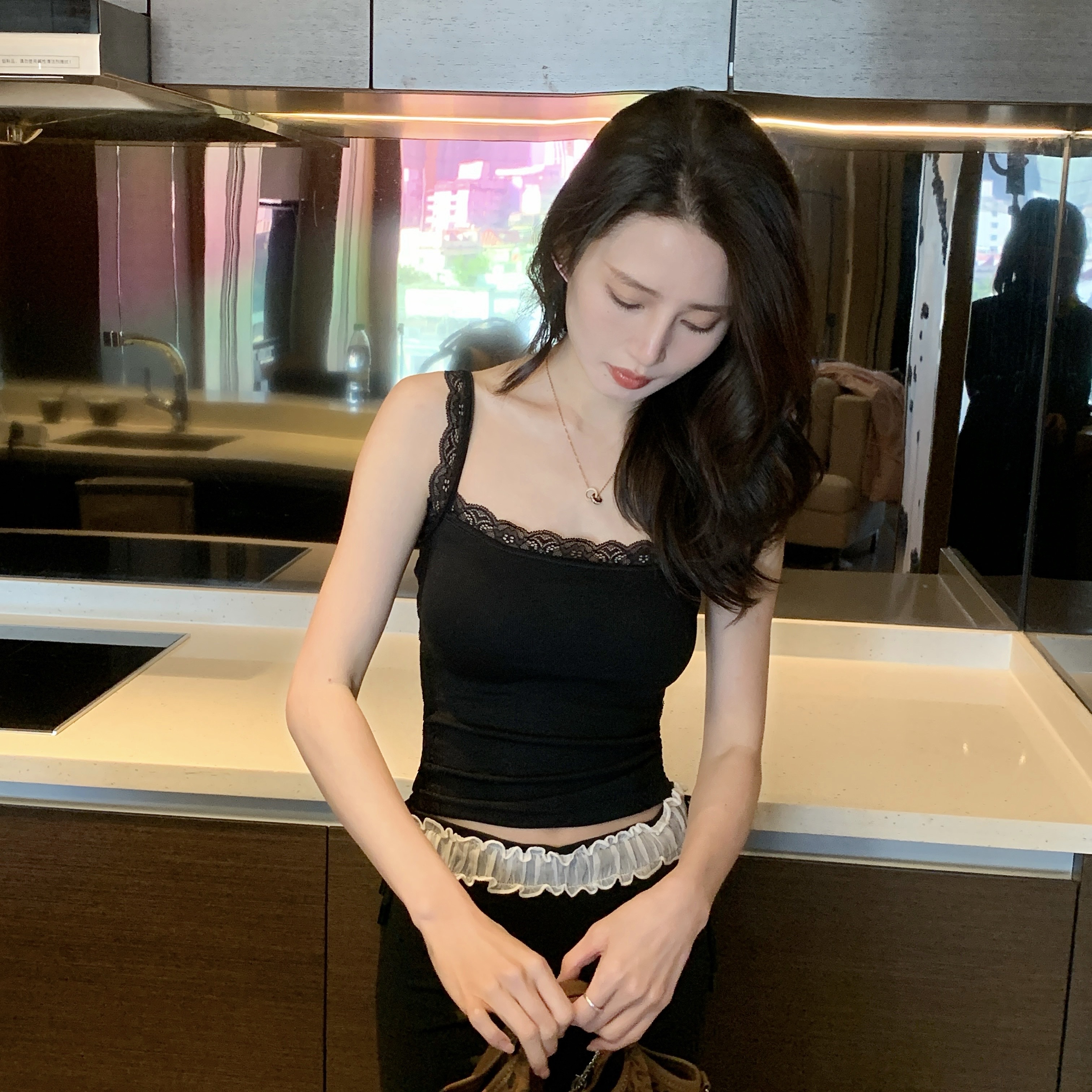 加大码辣妹蕾丝边吊带背心女新款内搭短款显瘦固定杯打底上衣女