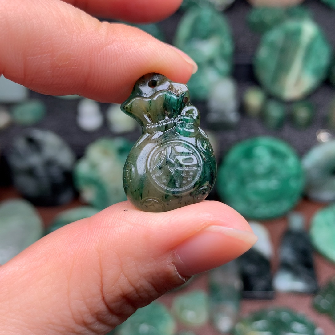 独山玉未镶嵌颈饰