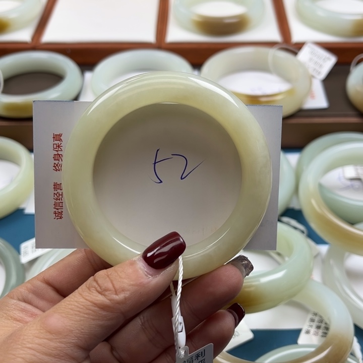 和田玉手镯未镶嵌?****