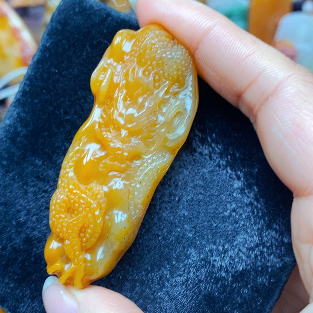 未镶嵌石英质玉（黄龙玉）颈饰