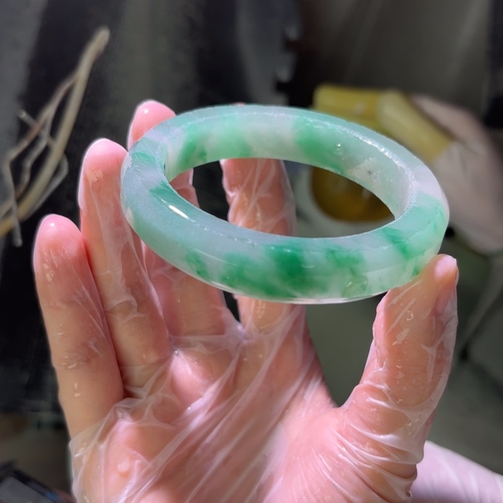 董***姐石英质玉（非洲翠）未镶嵌手镯定制