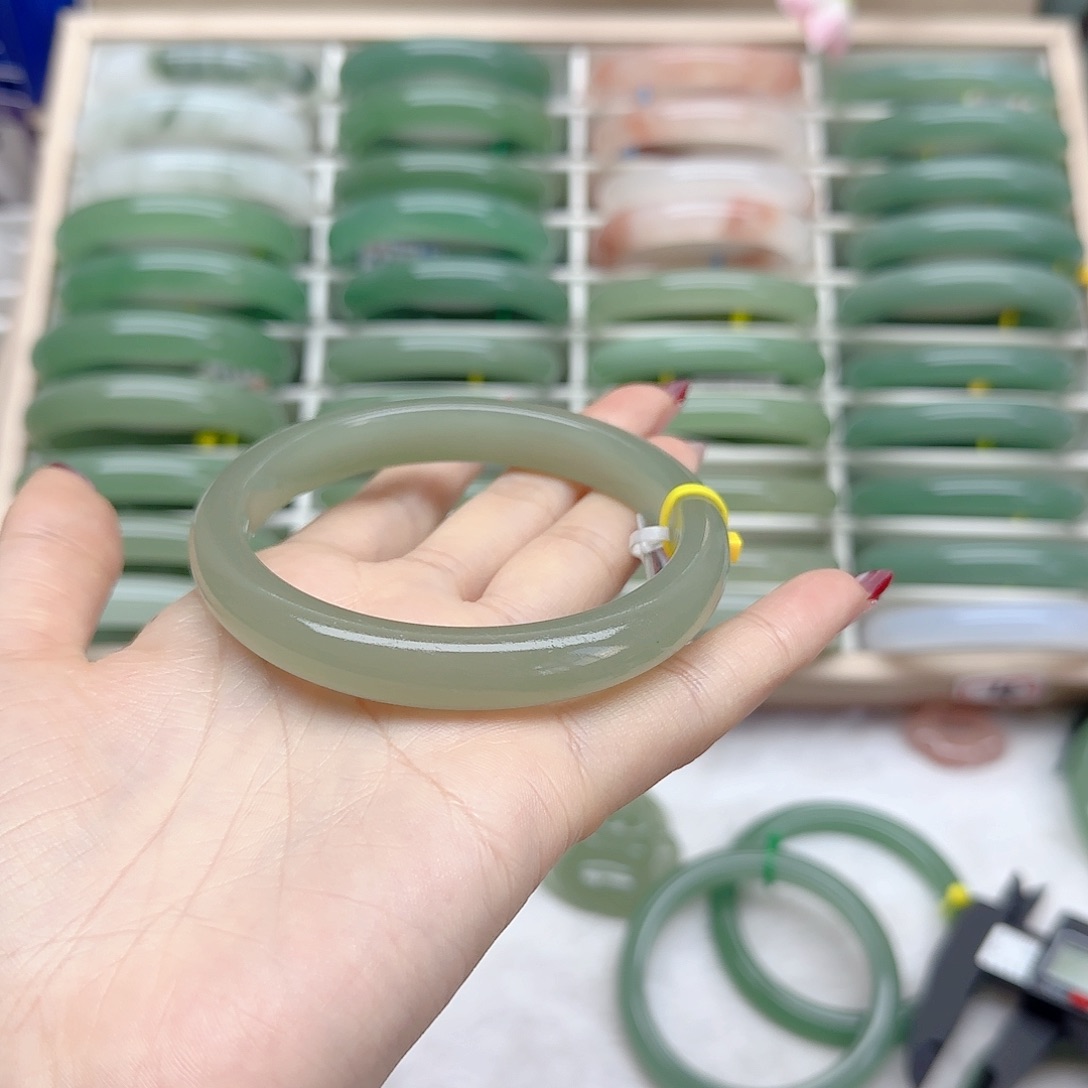 石英质玉手镯未镶嵌64.5