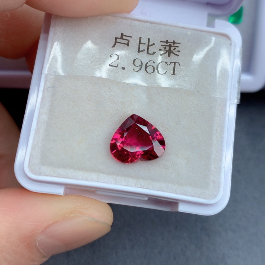 红色碧玺2.96克拉裸石未镶嵌