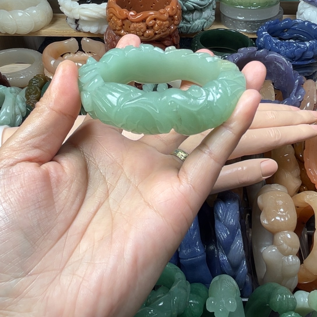 石英质玉未镶嵌雕花手镯56圈口