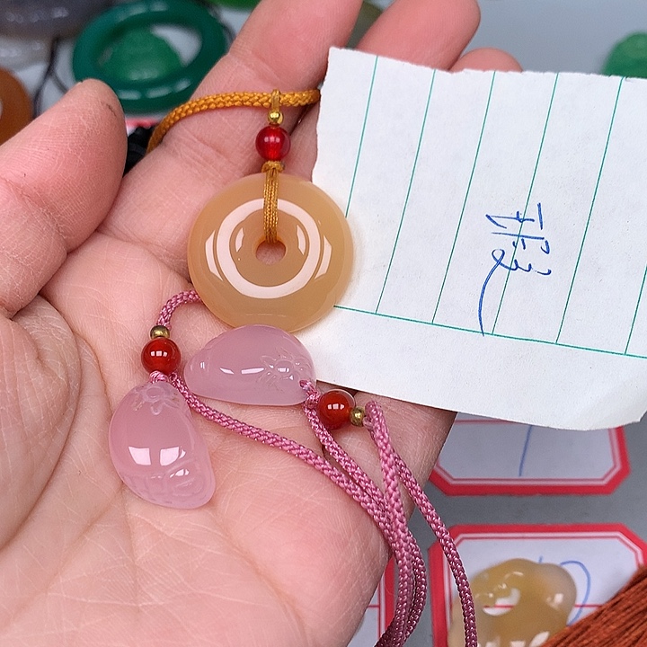 蔡***蔡玛瑙/玉髓未镶嵌颈饰