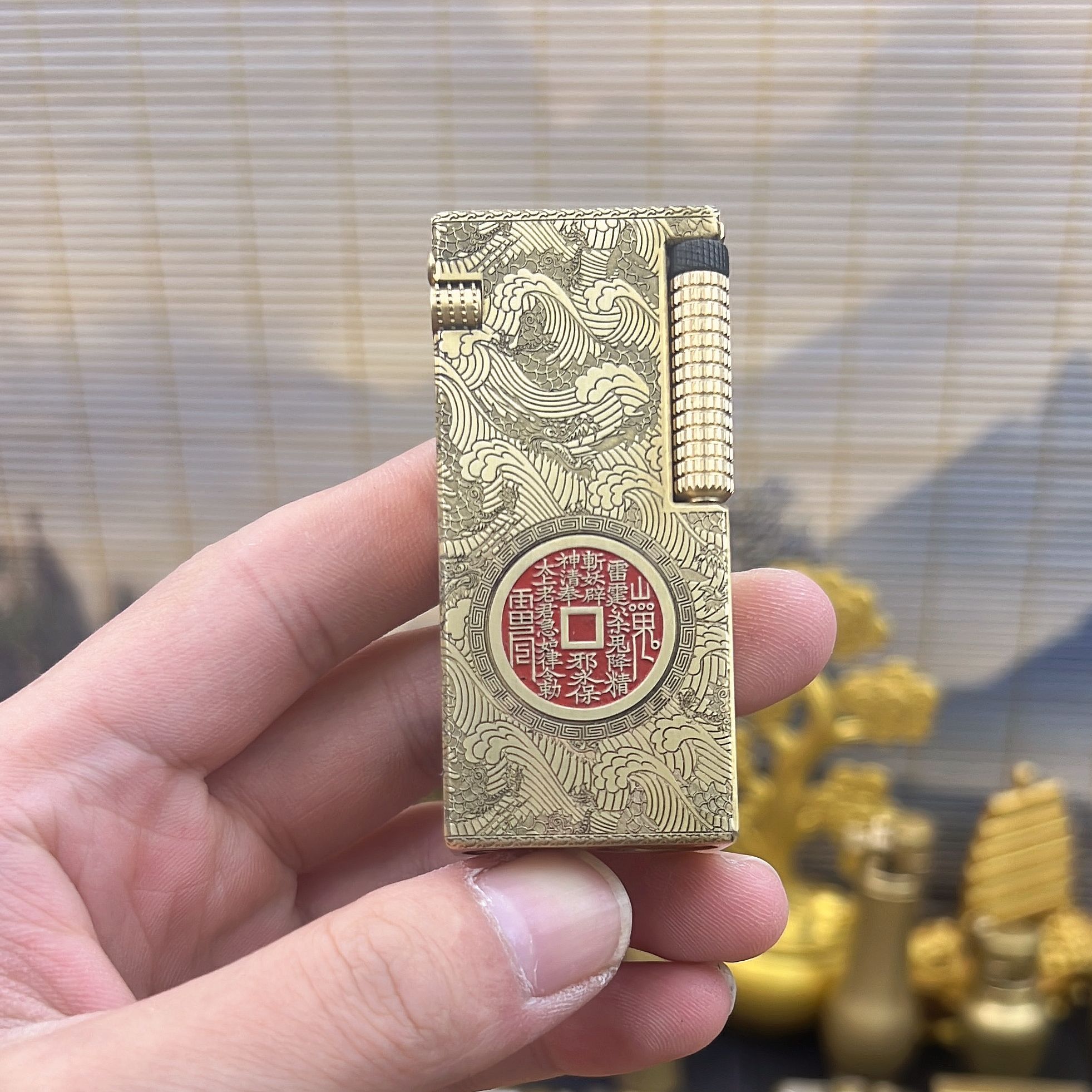 好运达天穹二代纯黄铜防风煤油打火机双仓填漆山鬼花钱精雕工艺