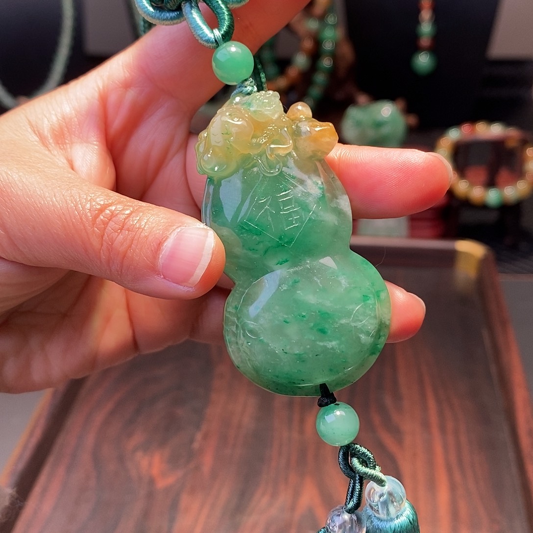 石英质玉（非洲翠）未镶嵌串