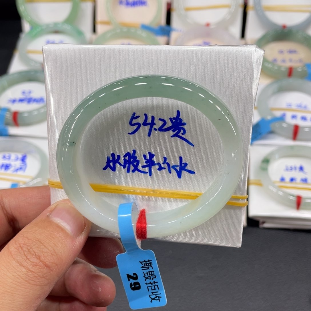 翡翠手镯未镶嵌天然翡翠