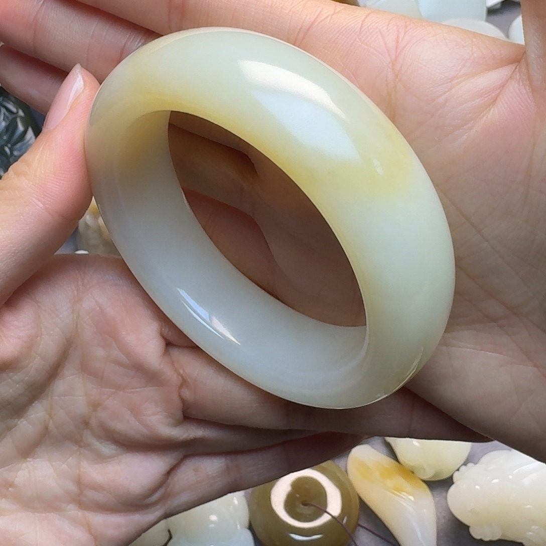 和田玉手镯未镶嵌