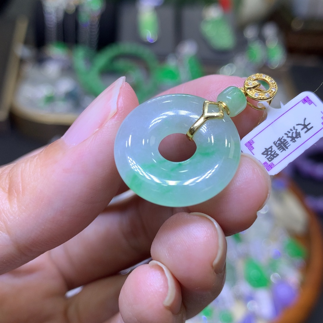 颈饰18K金镶嵌翡翠