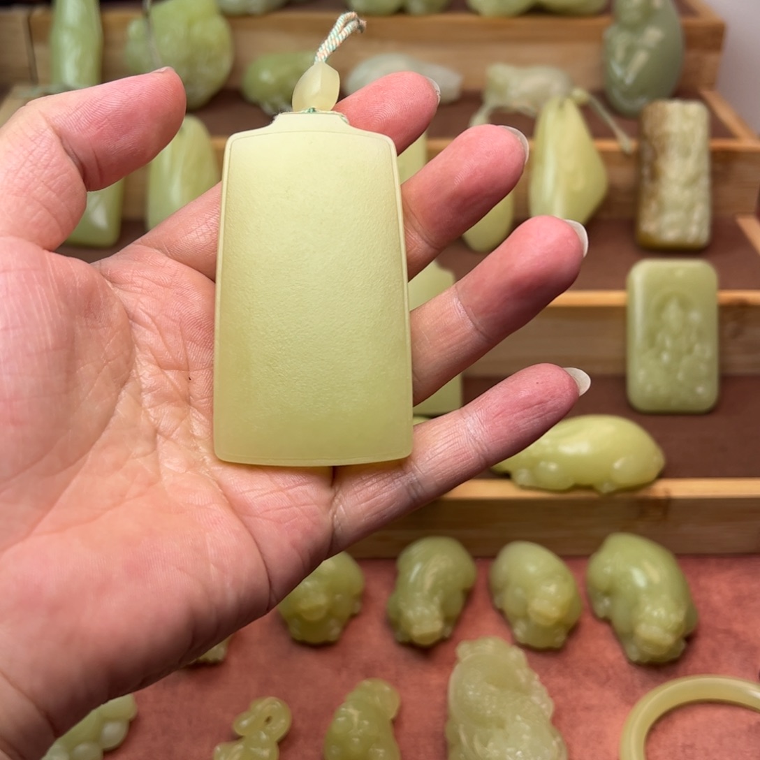 洎****颈饰未镶嵌和田玉（黄玉）