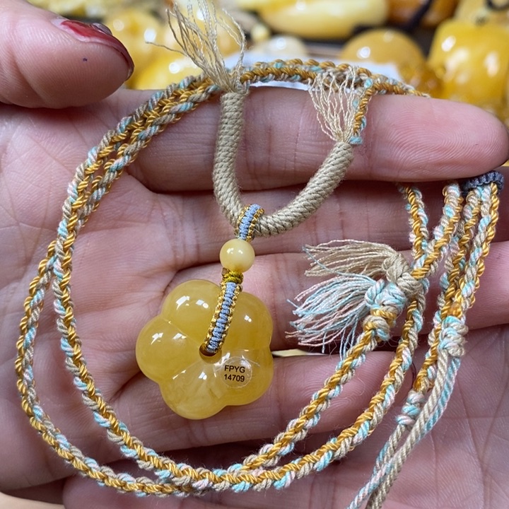 琥珀颈饰未镶嵌小花