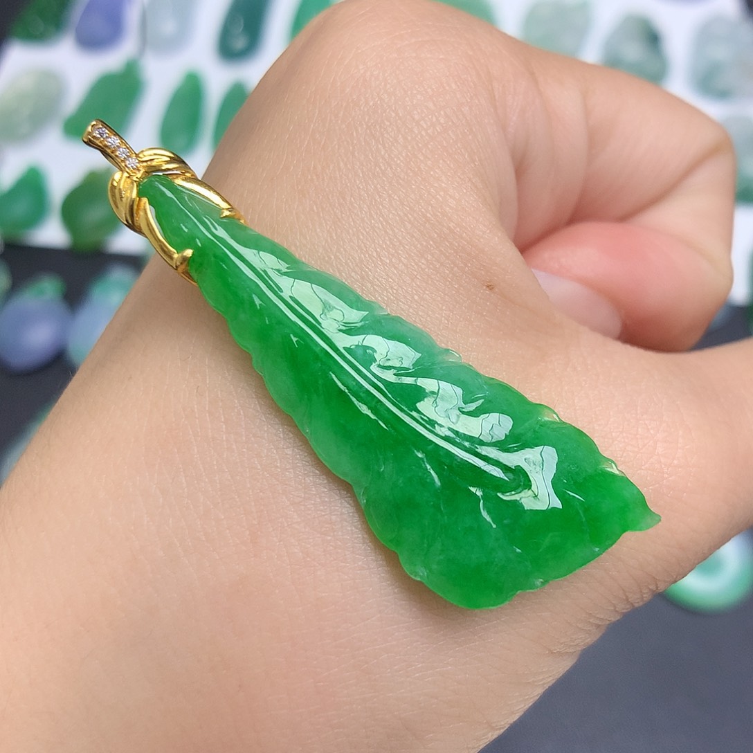 翡翠18K金镶嵌颈饰羽毛