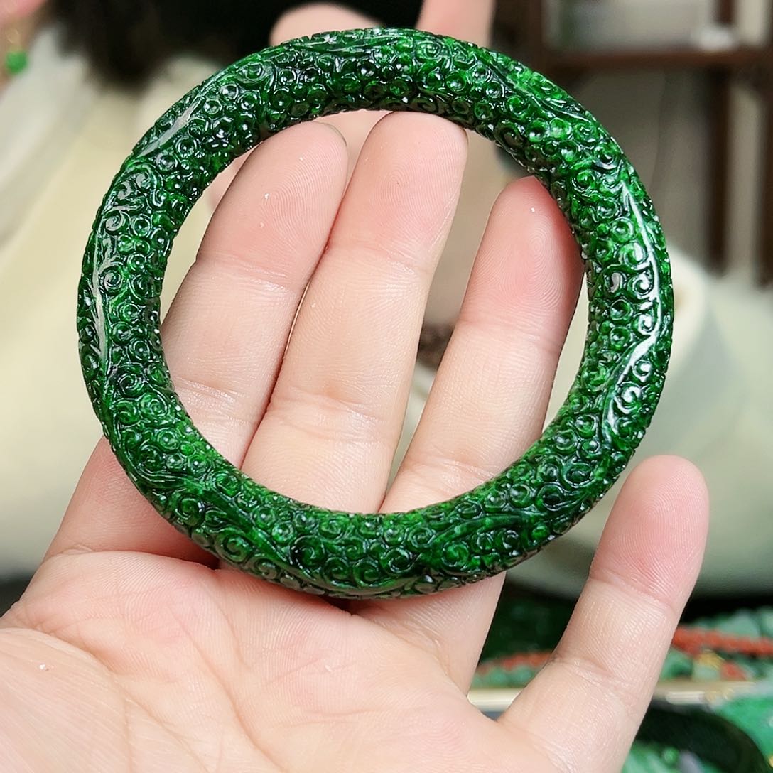 翡翠颈饰未镶嵌手镯