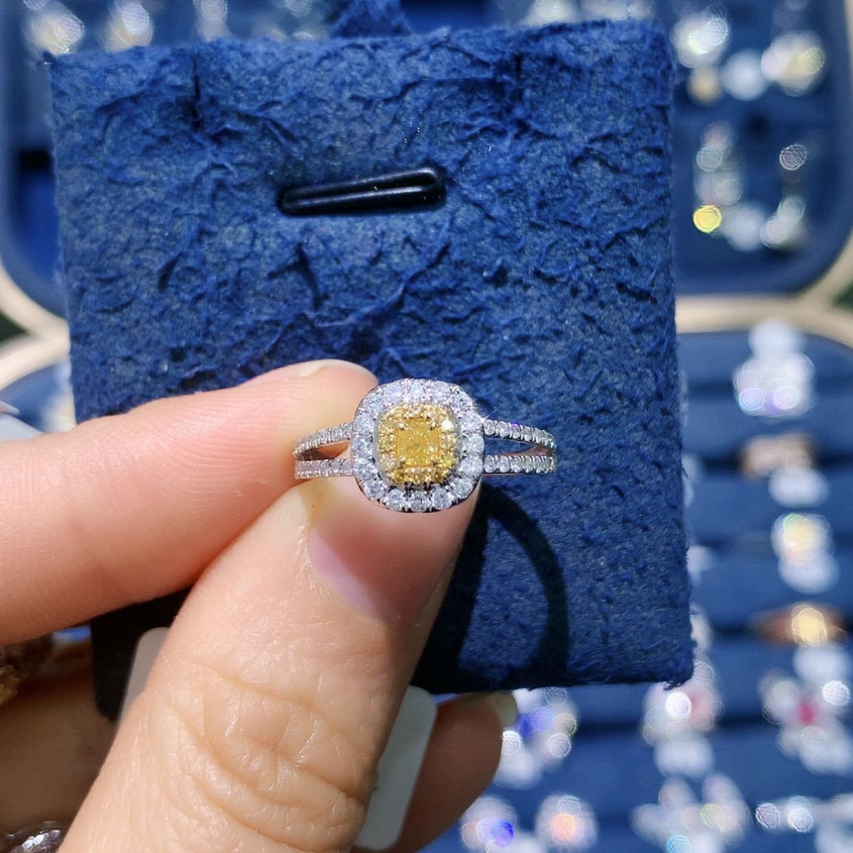 【闪购商品】钻石戒托18K金镶嵌艾*莎方糖戒指