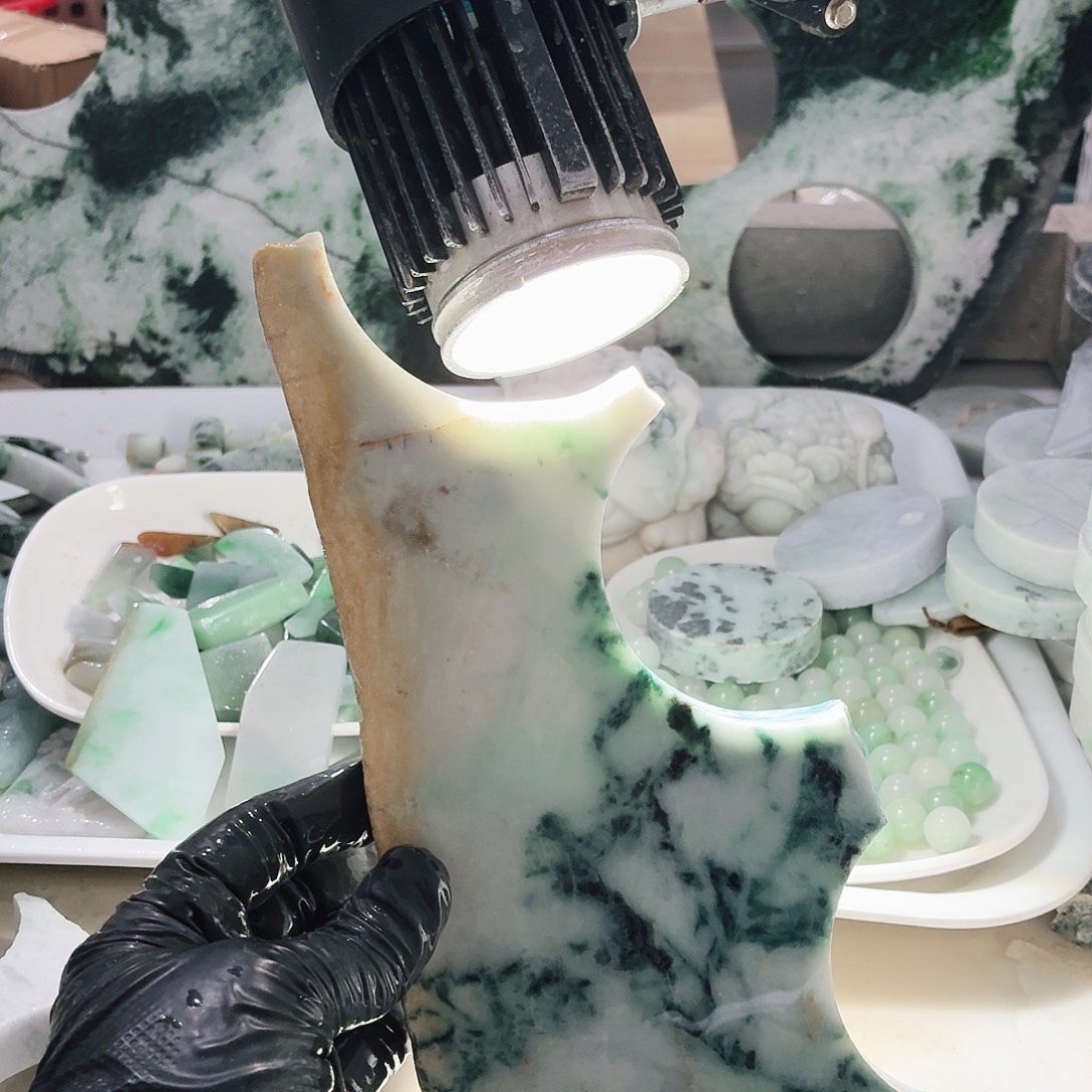 翡翠未镶嵌颈饰边角料