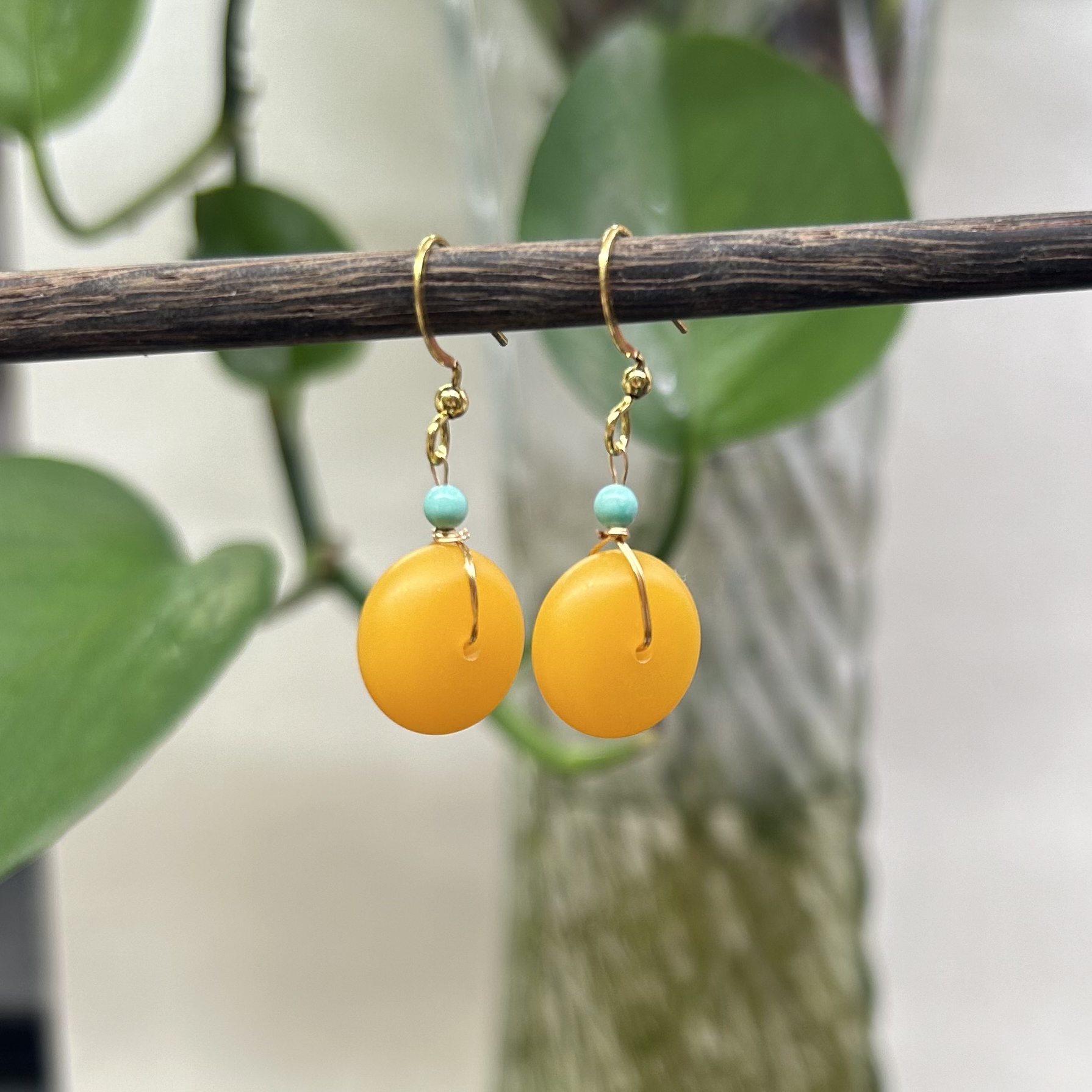 鸡油黄平安扣耳勾简约素款