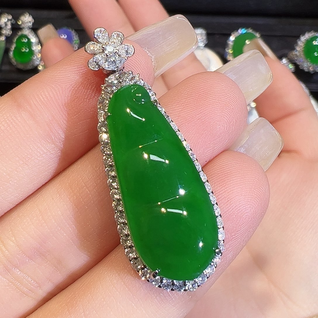 翡翠颈饰18K金镶嵌福豆