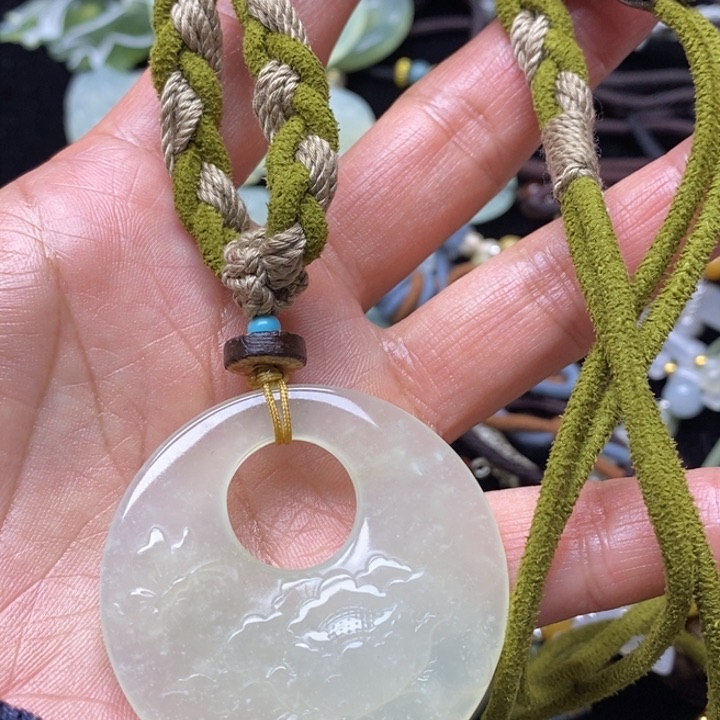 蛇纹石玉未镶嵌颈饰