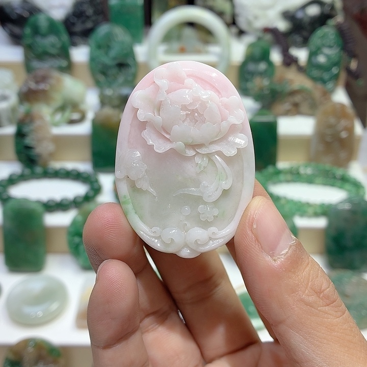 独山玉未镶嵌颈饰牡丹花