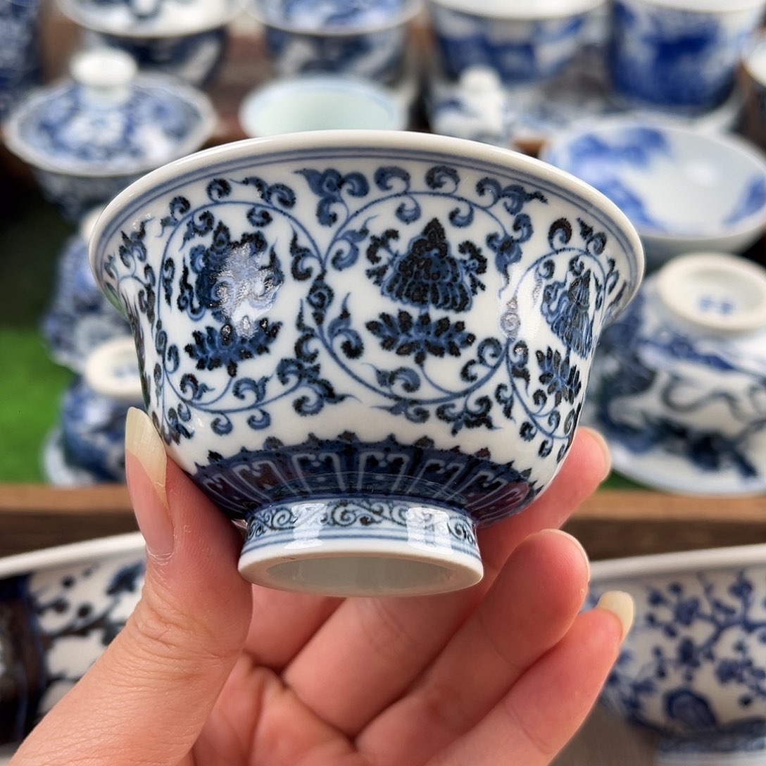 青花重工莲托八宝压手杯