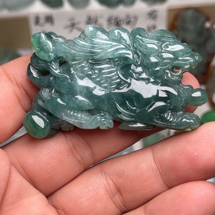 翡翠未镶嵌颈饰飞天貔貅