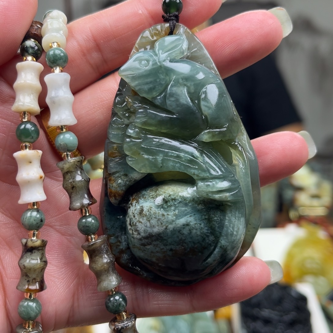 岫玉未镶嵌颈饰挂件