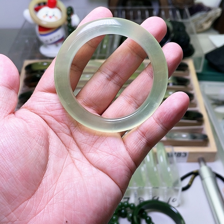 蛇纹石玉手镯未镶嵌