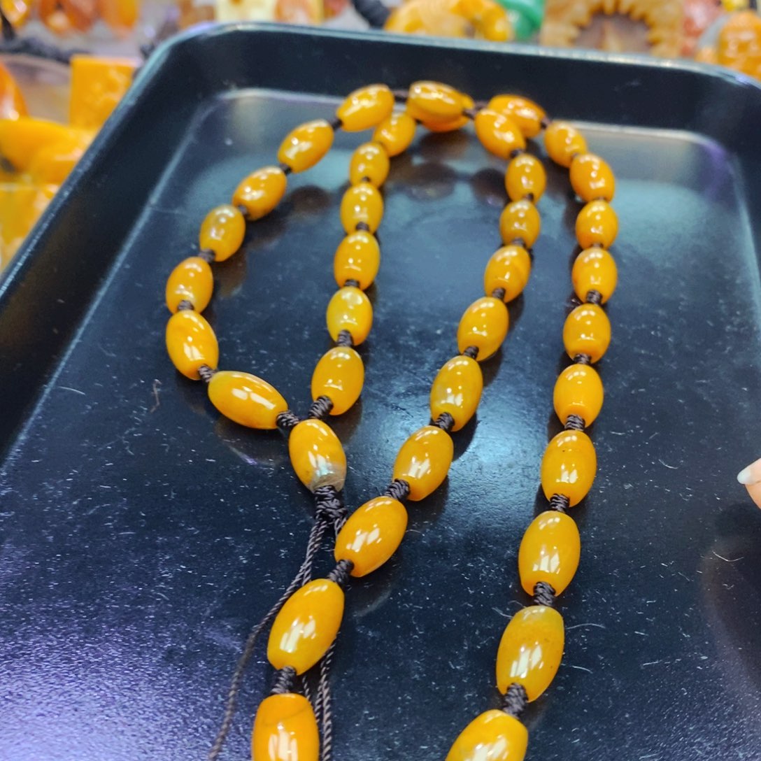 未镶嵌石英质玉（黄龙玉）颈饰