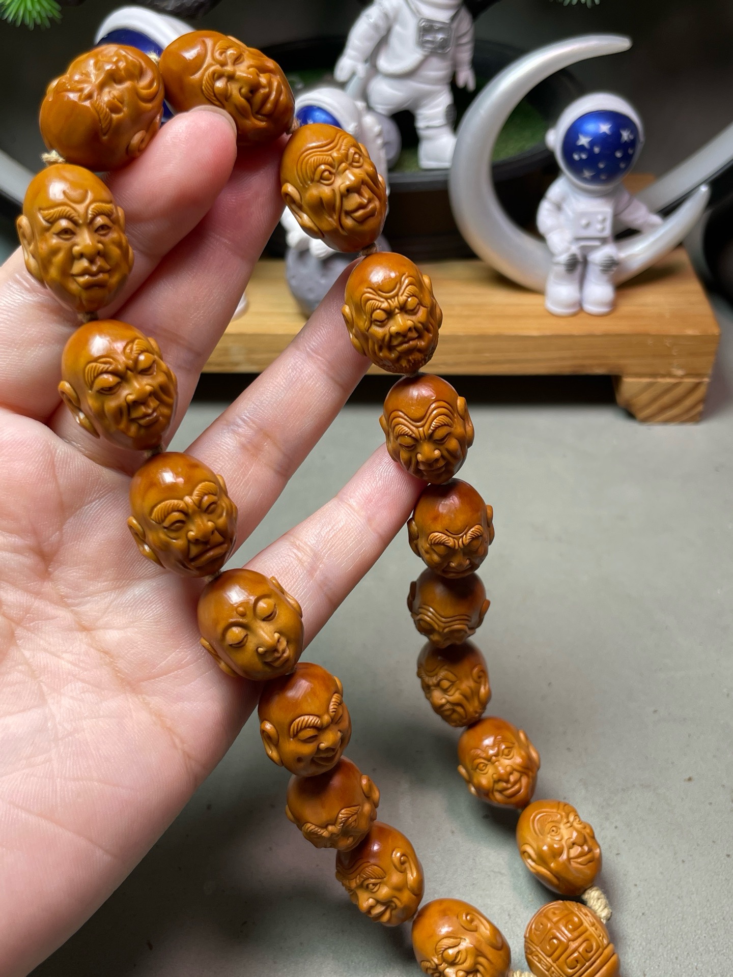 1.8十八罗汉写实罗汉手持精品橄榄核雕文玩手串手持脖挂三通款