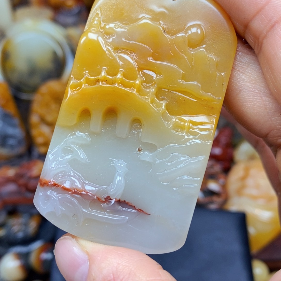 石英质玉（黄龙玉）颈饰未镶嵌