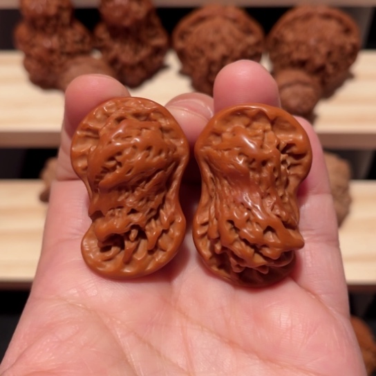 文玩核桃吊坠犀牛望月