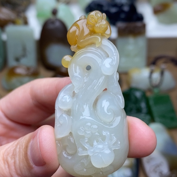 吉***a和田玉未镶嵌颈饰