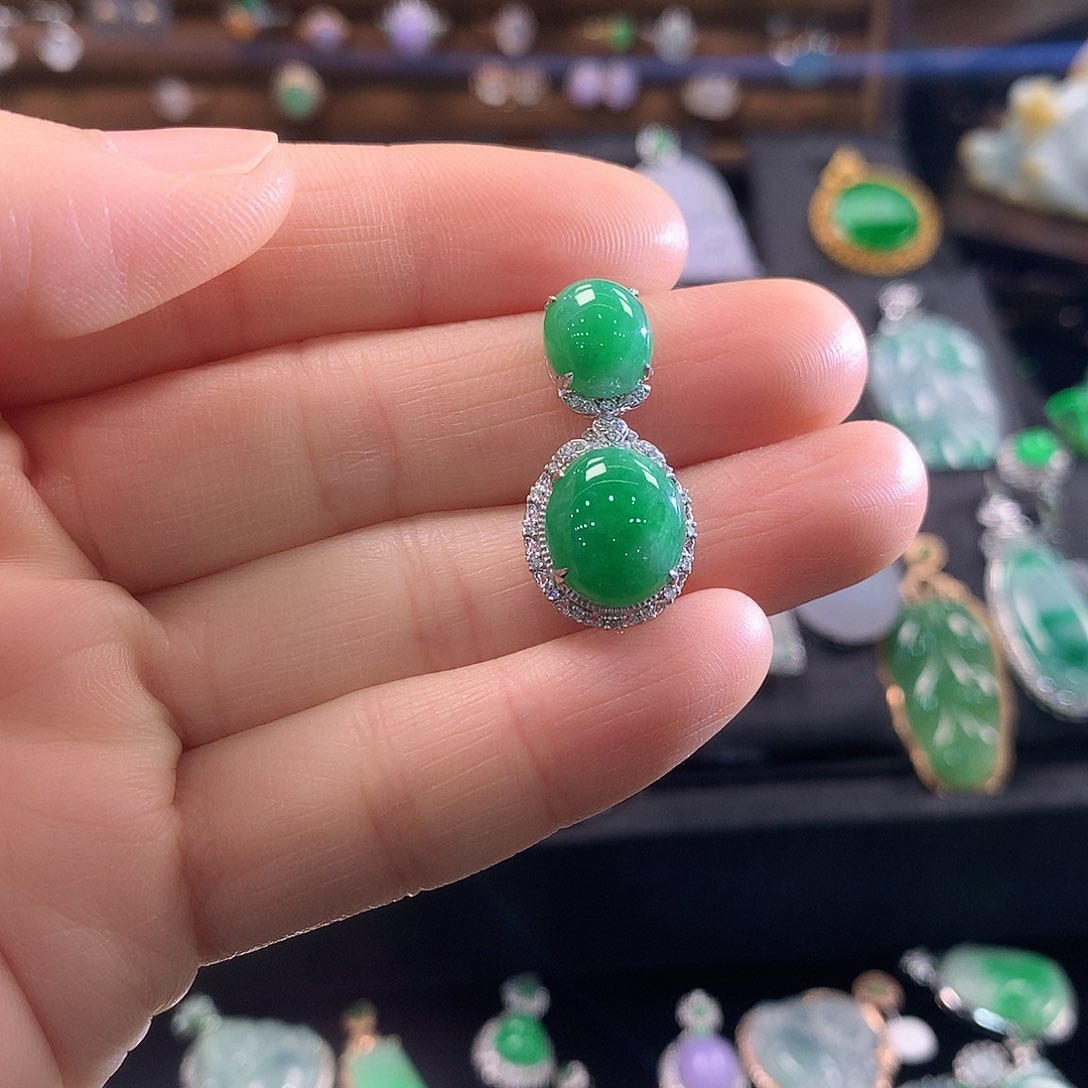 翡翠颈饰18K金镶嵌绿蛋