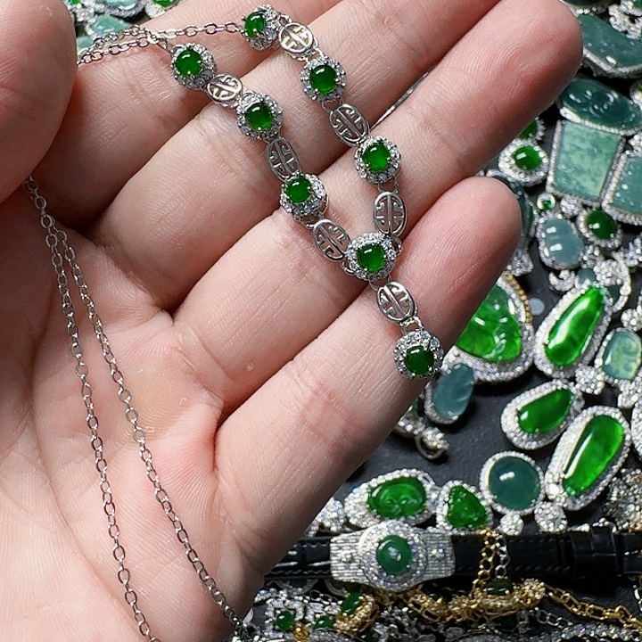 翡翠颈饰未镶嵌天然A货翡翠放漏