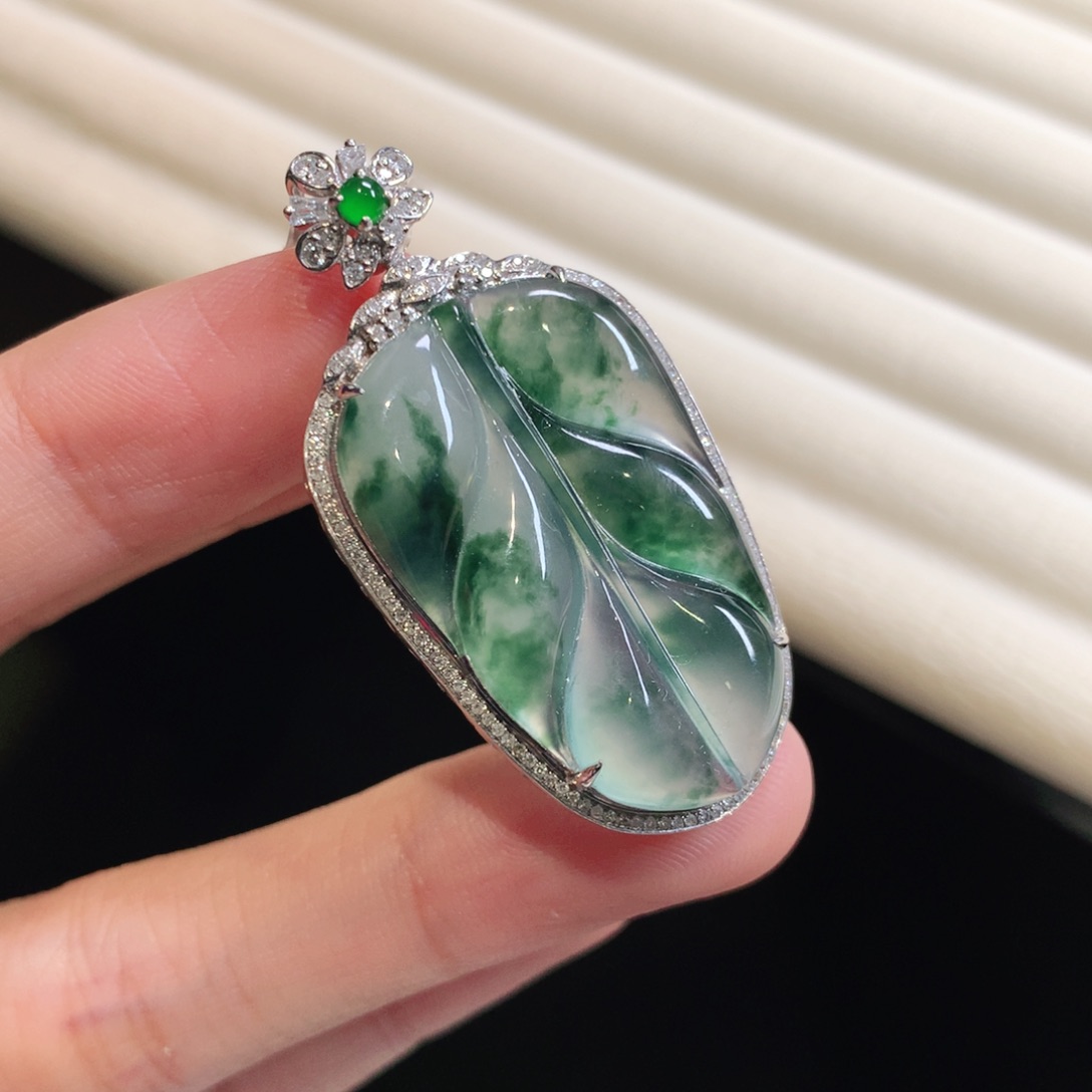 翡翠颈饰18K金镶嵌叶子